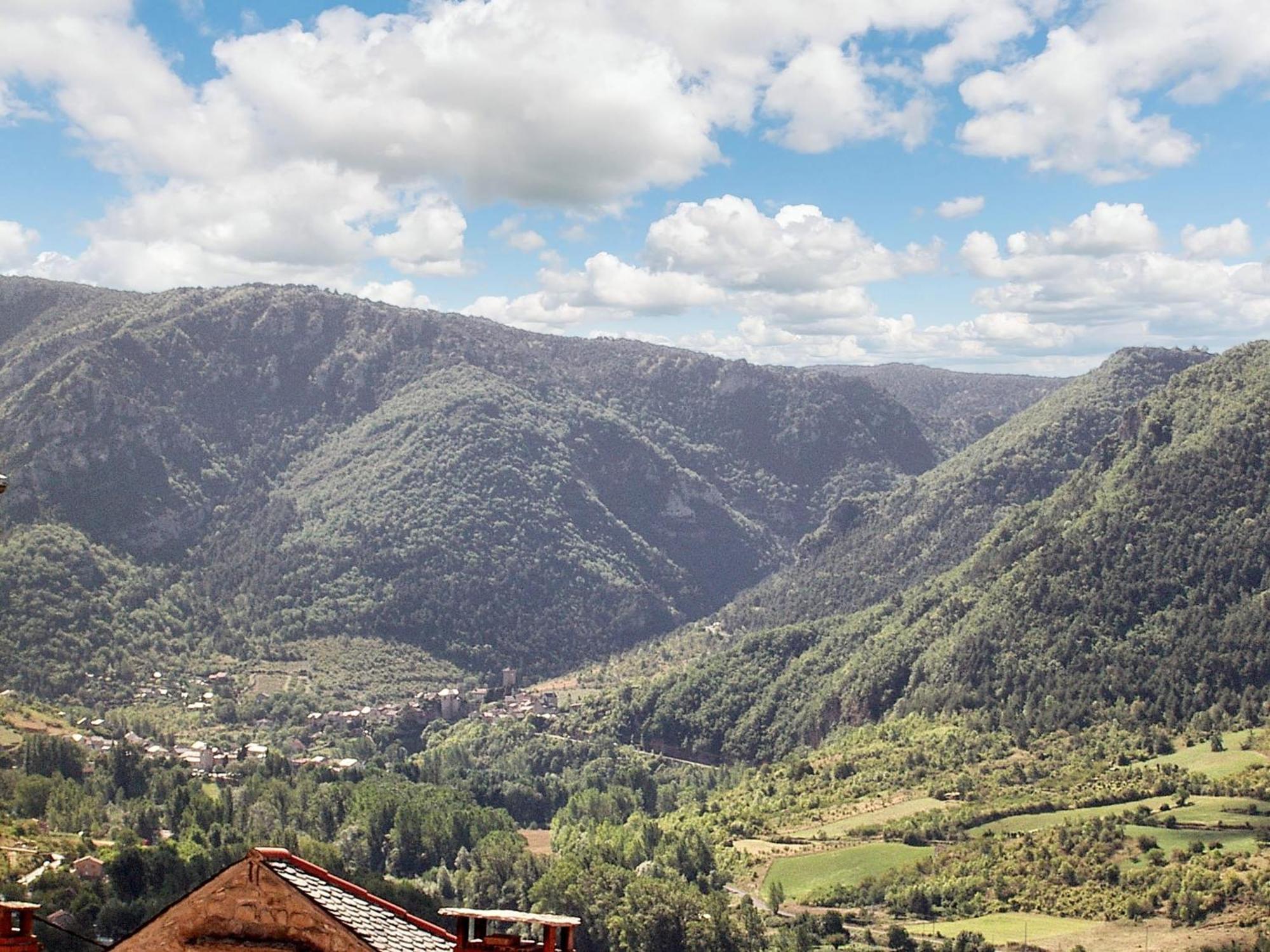 Maison Pittoresque A Mostuejouls Avec Vue Sur La Montagne Luaran gambar