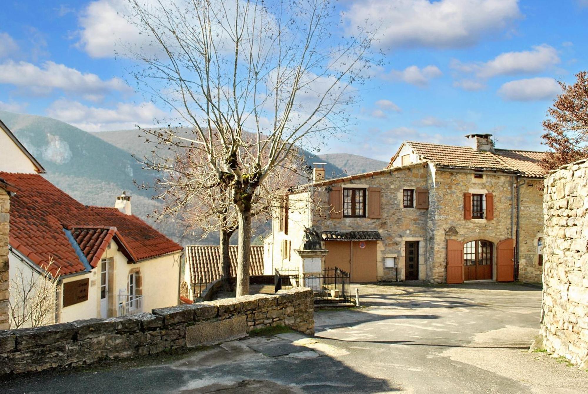 Maison Pittoresque A Mostuejouls Avec Vue Sur La Montagne Luaran gambar